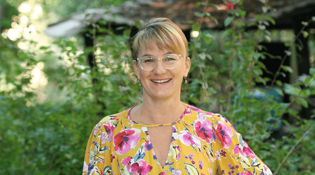 Heilpraktikerin Oda Roznowski im Garten
